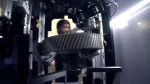 Manual loading of a brake drum